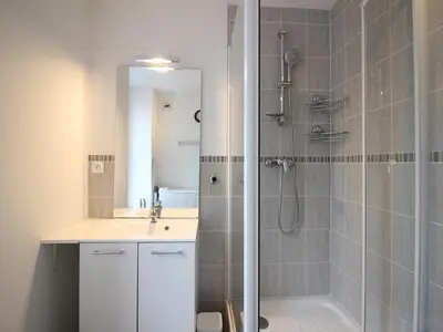 Salle de bains dans l'établissement Appartement F4 au 2ème étage, proche centre, WIFI, 6 couchages - FR-1-415-191