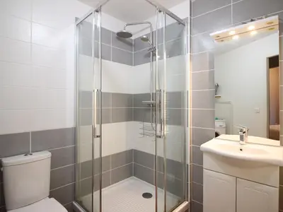 Salle de bains dans l'établissement Bel appartement F3, 7 couchages, proche des Thermes du Mont Dore - FR-1-415-190