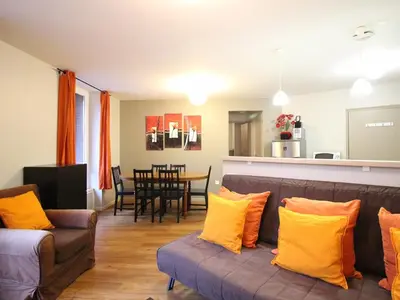 Coin salon dans l'établissement Bel appartement F3, 7 couchages, proche des Thermes du Mont Dore - FR-1-415-190