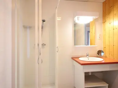 Salle de bains dans l'établissement Charmante maison au Mont-Dore avec garage, 6 couchages - FR-1-415-200
