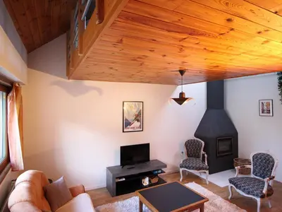 Coin salon dans l'établissement Charmante maison au Mont-Dore avec garage, 6 couchages - FR-1-415-200