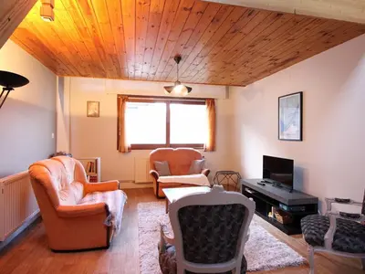 Coin salon dans l'établissement Charmante maison au Mont-Dore avec garage, 6 couchages - FR-1-415-200