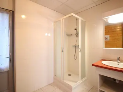 Salle de bains dans l'établissement Charmante maison au Mont-Dore avec garage, 6 couchages - FR-1-415-200