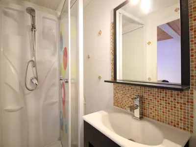 Salle de bains dans l'établissement Mont-Dore: F3 40m², Parking, 4 Pers, Près Thermes - FR-1-415-197