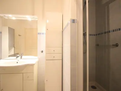 Salle de bains dans l'établissement Appartement 55m² centre Mont-Dore, 2 chambres, parking, animaux admis - FR-1-415-194