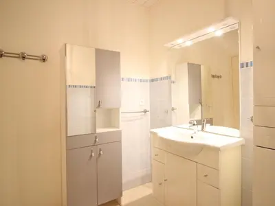 Salle de bains dans l'établissement Appartement 55m² centre Mont-Dore, 2 chambres, parking, animaux admis - FR-1-415-194