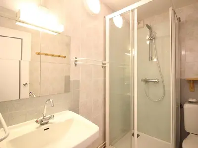 Salle de bains dans l'établissement F2 au pied des pistes avec parking et balcon - 6 pers. - FR-1-415-199