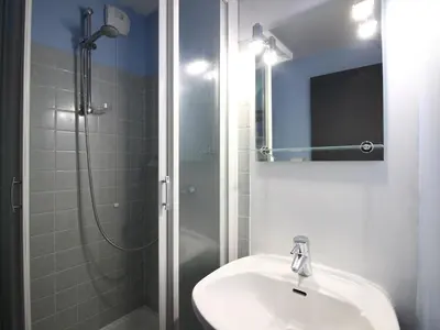 Salle de bains dans l'établissement Grand studio 36m² au Mont-Dore, au pied des pistes, 4 couchages - FR-1-415-207