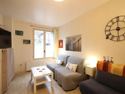 Télévision ou salle de divertissement dans l'établissement Studio central à La Bourboule avec WIFI - 3 couchages - FR-1-415-209