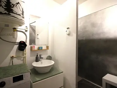 Salle de bains dans l'établissement Studio central à La Bourboule avec WIFI - 3 couchages - FR-1-415-209