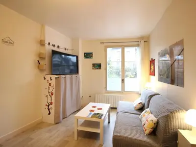 Télévision ou salle de divertissement dans l'établissement Studio central à La Bourboule avec WIFI - 3 couchages - FR-1-415-209