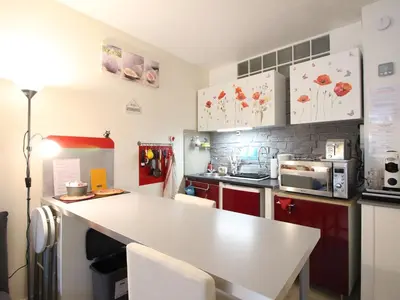 Cuisine ou kitchenette dans l'établissement Studio central à La Bourboule avec WIFI - 3 couchages - FR-1-415-209