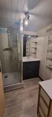 Salle de bains dans l'établissement Cocon Oscar et Petrus au Lioran
