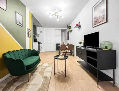 Télévision ou salle de divertissement dans l'établissement T2 rénové avec terrasse, spa et charme central