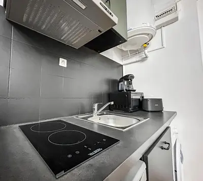 Cuisine ou kitchenette dans l'établissement T2 rénové avec terrasse, spa et charme central