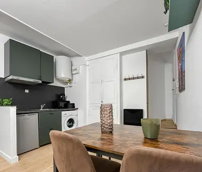 Cuisine ou kitchenette dans l'établissement T2 rénové avec terrasse, spa et charme central