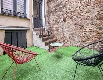 Jardin de l'établissement T2 rénové avec terrasse, spa et charme central