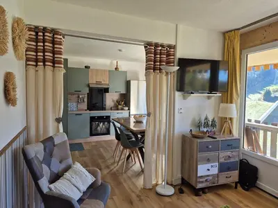 Cuisine ou kitchenette dans l'établissement Charmant T2 rénové avec balcon au Lioran - FR-1-787-135