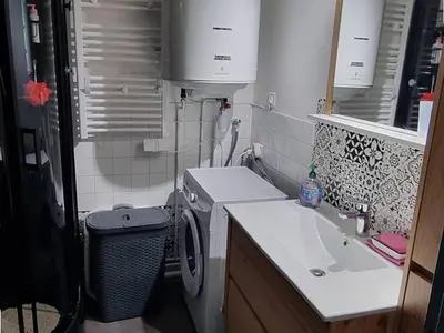 Salle de bains dans l'établissement Charmant T2 rénové avec balcon au Lioran - FR-1-787-135