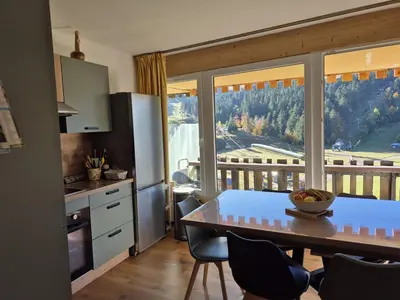 Cuisine ou kitchenette dans l'établissement Charmant T2 rénové avec balcon au Lioran - FR-1-787-135