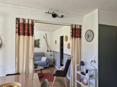 Coin salon dans l'établissement Charmant T2 rénové avec balcon au Lioran - FR-1-787-135
