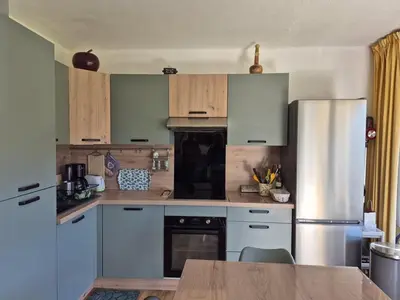 Cuisine ou kitchenette dans l'établissement Charmant T2 rénové avec balcon au Lioran - FR-1-787-135