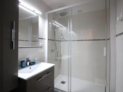 Salle de bains dans l'établissement Mont-Dore: T2 bis avec balcon et parking proche centre - FR-1-415-205