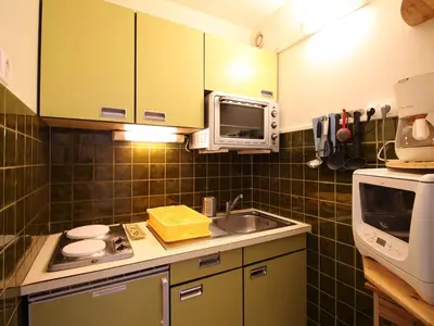 Cuisine ou kitchenette dans l'établissement Mont-Dore: T2 bis avec balcon et parking proche centre - FR-1-415-205