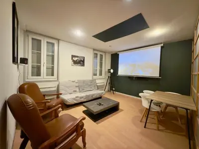 Télévision ou salle de divertissement dans l'établissement Appartement 4 spacieux Av Georges Dumas - DABNB