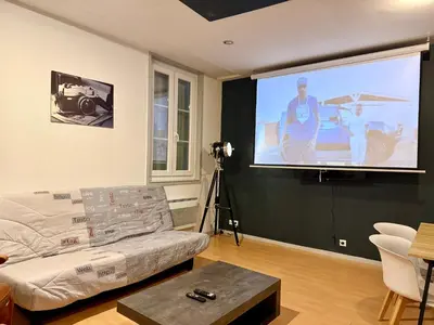 Télévision ou salle de divertissement dans l'établissement Appartement 4 spacieux Av Georges Dumas - DABNB