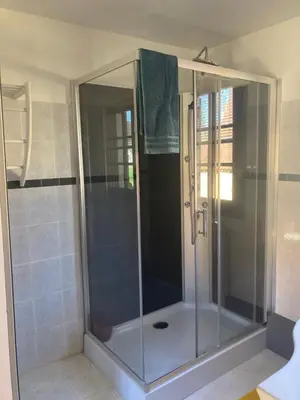 Salle de bains dans l'établissement Le Souchou