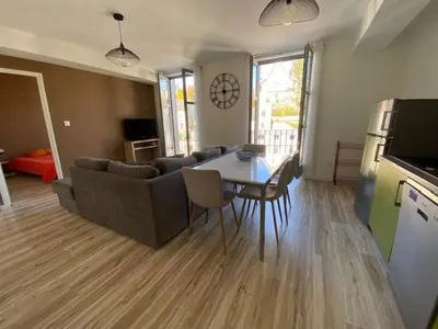 Télévision ou salle de divertissement dans l'établissement Appartement en plein centre de la Bourboule avec parking privé