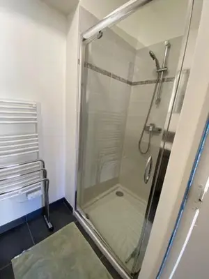 Salle de bains dans l'établissement Appartement en plein centre de la Bourboule avec parking privé