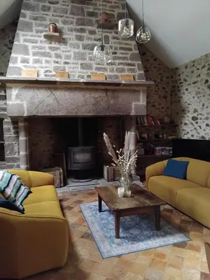Coin salon dans l'établissement Gîte familial le Puy des Druides