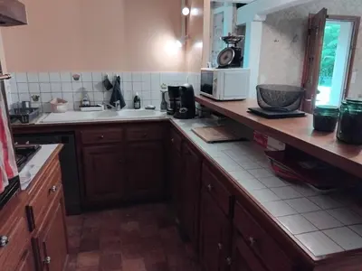 Cuisine ou kitchenette dans l'établissement Gîte familial le Puy des Druides