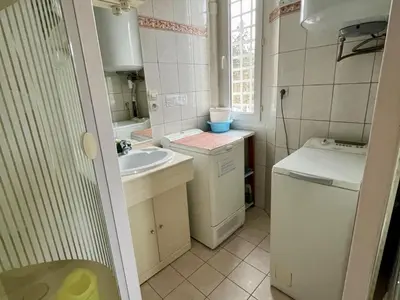 Salle de bains dans l'établissement Appartement familial pour 4 au cœur de La Bourboule - FR-1-858-34