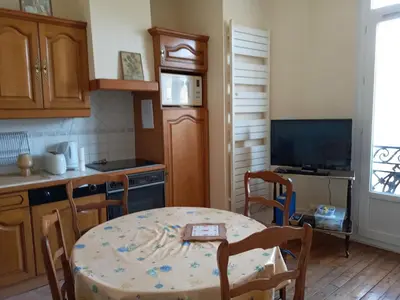 Cuisine ou kitchenette dans l'établissement Appartement familial pour 4 au cœur de La Bourboule - FR-1-858-34