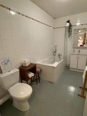 Salle de bains dans l'établissement Nuit paisible au Col de Néronne