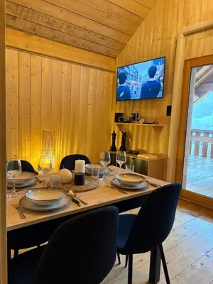 Télévision ou salle de divertissement dans l'établissement La Cabane de Sophie - Nature et Calme