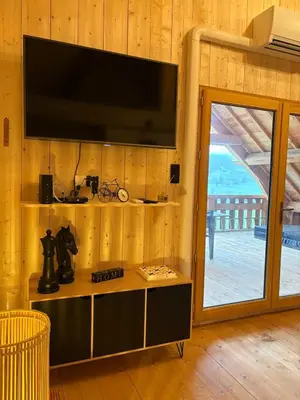 Télévision ou salle de divertissement dans l'établissement La Cabane de Sophie - Nature et Calme
