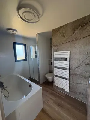 Salle de bains dans l'établissement Maison de campagne en Périgord