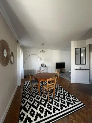 Télévision ou salle de divertissement dans l'établissement La Villa Montalat - Jolie et Calme