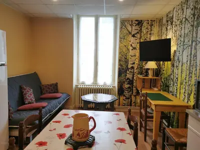 Coin salon dans l'établissement Appartement 2 ch. à La Bourboule avec wifi - FR-1-858-21