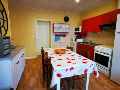 Cuisine ou kitchenette dans l'établissement Appartement 2 ch. à La Bourboule avec wifi - FR-1-858-21