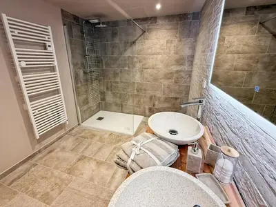 Salle de bains dans l'établissement Chalet sur les pistes du Lioran, 8pers