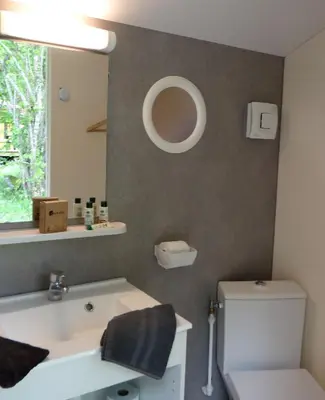 Salle de bains dans l'établissement Les Cinq Chemins, Etape et Séjour inclusif au coeur des Volcans d'Auvergne