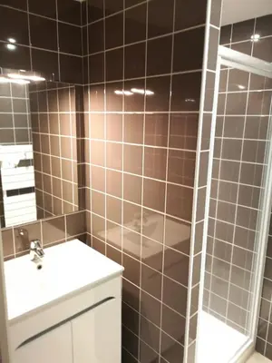 Salle de bains dans l'établissement Gites et camping le Sédour