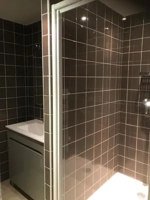 Salle de bains dans l'établissement Gites et camping le Sédour