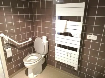 Salle de bains dans l'établissement Gites et camping le Sédour