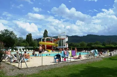 Vue générale sur la montagne ou vue sur la montagne depuis le camping